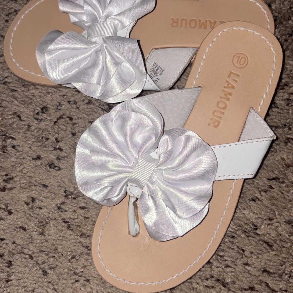 L'Amour White Floral Bow Toe-Post Sandals - Women